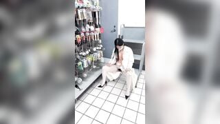 Dâm nữ khỏa thân khiêu dâm khi đi mua đồ trg trung tâm thương mại