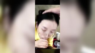 Sống cùng chị họ kính cận xinh nứng cặc quá nên đè đầu chị ra bắt bú cặc xg mới tha