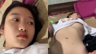 Đè lột đồ cô bạn thân bị em nó dỗi