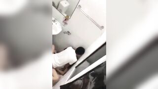 Quay lén cặp đôi học sinh trốn vào wc địt nhau