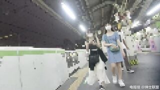 Quay lén dưới váy e teen Nhật xinh ngây thơ khi đi tàu điện ngầm