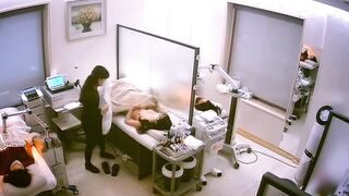Quay lén thẩm mỹ viện gái xinh lồn non đi tắm trắng