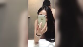 Hai em học sinh địt ở bồn rửa còn quay lại