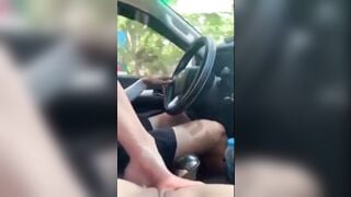 Vừa lái xe vừa móc em