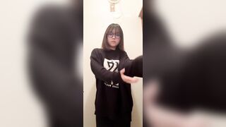 Kính cận có gương mặt dễ thương đang tự xoa bím