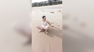 Chị gái máy bay dâm đãng đi tắm biển thỏa thân tìm người địt