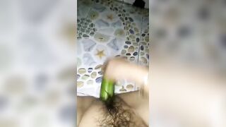 Sướng cùng trái dưa chuột trong nhà tắm