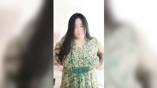 Em nó cứ banh cái lồn múp bóp vú cho trai xem dâm đãng