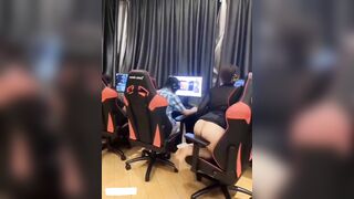 Lên cơn nứng nên rủ các quán net làm tình tập thể