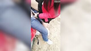 Đang chở nhau đi chơi nứng quá đè nhau ra địt ngoài đường luôn kích thích sướng vl ra