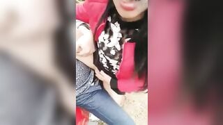 Đang chở nhau đi chơi nứng quá đè nhau ra địt ngoài đường luôn kích thích sướng vl ra
