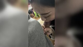 Bé ngoan bú cu nhẹ nhàng