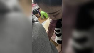 Bé ngoan bú cu nhẹ nhàng