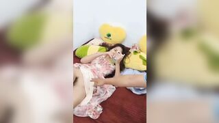 Nghịch bướm chị họ đang xem điện thoại