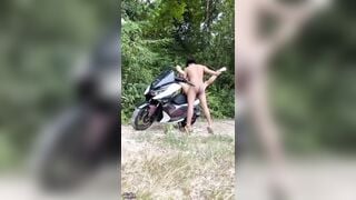 Đưa em nó đi hóng gió rồi địt nhau luôn trên xe máy ở ngoài đồng