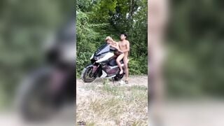 Đưa em nó đi hóng gió rồi địt nhau luôn trên xe máy ở ngoài đồng