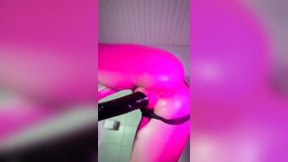 Cu giả cỡ bự đút vào căng hết cả bướm