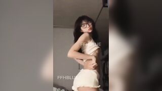 Chơi em học sinh ngực nhỏ bím nhiều nước