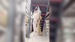 Dâm nữ vú bự cosplay cô dâu lén lút ngồi dưới cầu thang siêu thị show hàng móc lồn #1