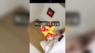 NỮ NHÂN VIÊN BẢO VỆ HÀNG KHÔNG CÙNG VỊ KHÁCH VIỆT NAM