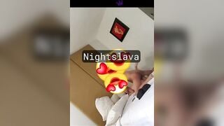 NỮ NHÂN VIÊN BẢO VỆ HÀNG KHÔNG CÙNG VỊ KHÁCH VIỆT NAM