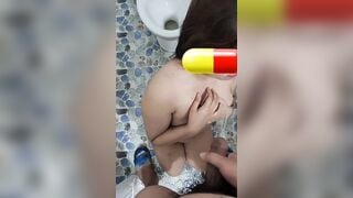 Chị họ đang tắm vào đái vô mặt chị nếu không sẽ đụ chị