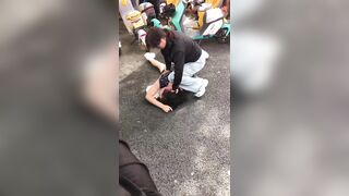 Đánh ghen cực gắt xé sì líp nhân tình trước đám đông.