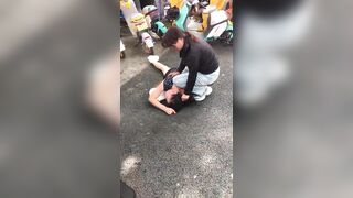 Đánh ghen quá gắt bà vợ xé sì líp của ả nhân tình trước đám đông.