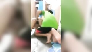 Nứng lồn chị gái đến nhờ em họ thủ dâm ai dè nó nhéc cả bàn tay vào lồn.