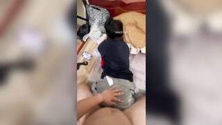 Em ngại ngùng che mặt