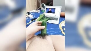 Em Gái ở nhà một mình nứng lồn quá thủ dâm với dưa leo cho sướng lồn 2