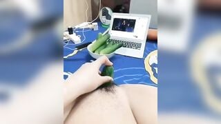 Em Gái ở nhà một mình nứng lồn quá thủ dâm với dưa leo cho sướng lồn 2