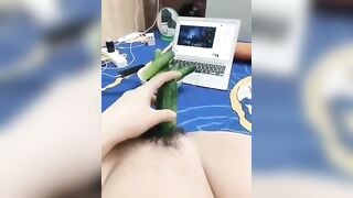 Em Gái ở nhà một mình nứng lồn quá thủ dâm với dưa leo cho sướng lồn 2