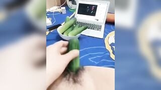 Em Gái ở nhà một mình nứng lồn quá thủ dâm với dưa leo cho sướng lồn 2