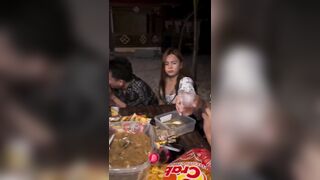 Ăn nhậu mà em kéo sì líp vô khe lồn hở mép lồn cực dâm