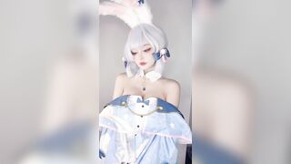 Em gái xinh cosplay thủ dâm