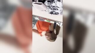 Sàng phòng con bạn cho nó nghịch chim to bú mút con cu nhìn nứng điên
