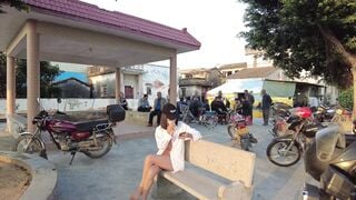 Cú sốc về già của các cụ mới sáng sớm đã gặp dâm nữ khỏa thân đi dạo trêu các cụ r