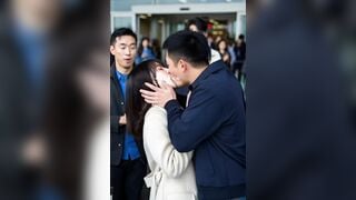 Clip sex AI các em gái xinh đẹp nổi tiếng bị fan hôn bắt show hàng public tại sân bay