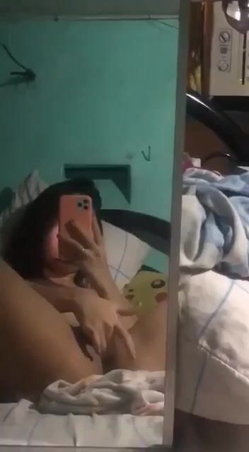 Gái teen thủ dâm trước gương