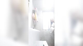 Quay lén chị dâu tắm P1