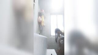 Quay lén chị dâu tắm P2