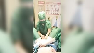 Bác sĩ giúp bệnh nhân lấy mẫu tinh trùng