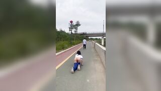 Em học sinh show dâm sau lưng người lạ