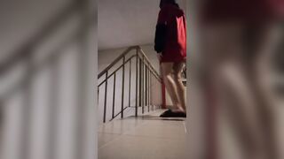 Em gái nứng lồn cởi đồ kiếm trai tại cầu thang part 2