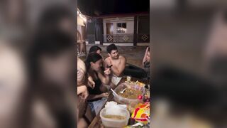 Ăn nhậu cùng bạn mà em gái kéo quần lót lọt khe lồn hở mép lồn hấp dẫn.