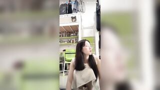 Em gái 2k9 lẳng lơ không mặc sì líp ngồi hở lồn thấy chùm lông đen sì.