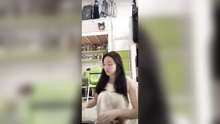Em gái 2k9 lẳng lơ không mặc sì líp ngồi hở lồn thấy chùm lông đen sì.