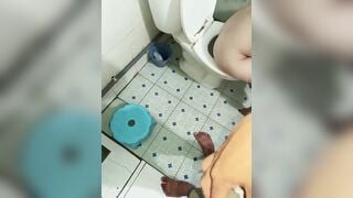 Thấy dì đi toilet cũng đi đái giả vờ bấm điện thoại để quay lén dì đái.