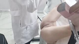 Đi khám lồn rồi nứng cho luôn bác sĩ địt không bao